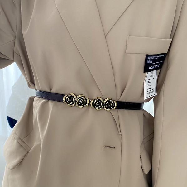 Ženski tanki kožni remen s ružičastom metalnom kopčom