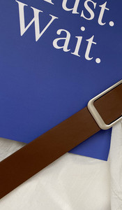 Ležerni kožni remen s kvadratnom kopčom za žene