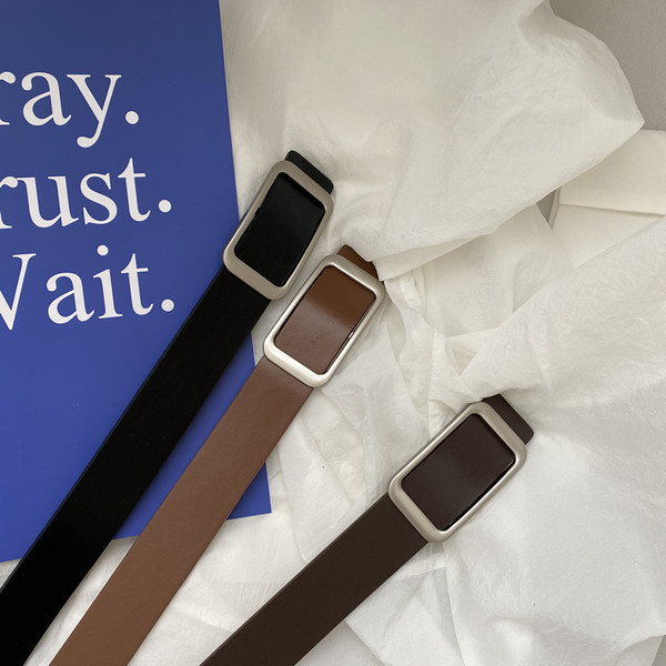 Ležerni kožni remen s kvadratnom kopčom za žene