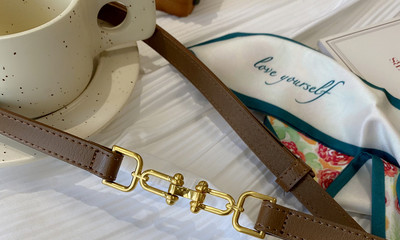 Ženski elegantni remen s metalnom kopčom