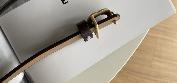 Ženski remen s metalnom kopčom u obliku srca