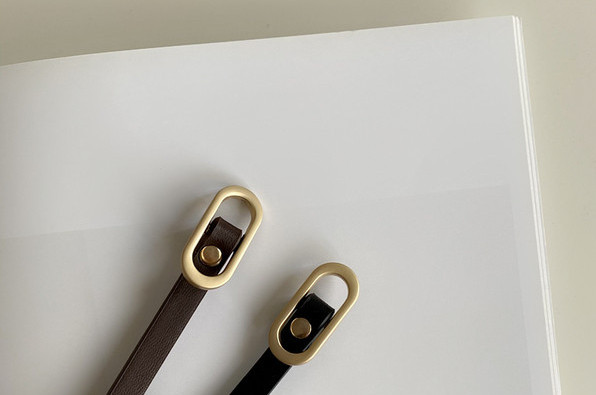 Tanki ženski remen od eko kože s ovalnom kopčom