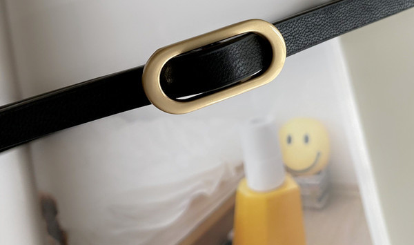 Tanki ženski remen od eko kože s ovalnom kopčom