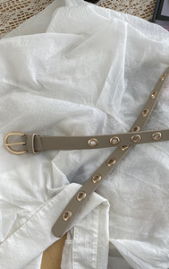 Ženski remen s metalnim zakovicama