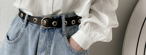 Ženski remen s metalnim zakovicama