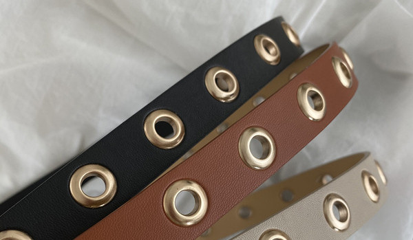 Ženski remen s metalnim zakovicama