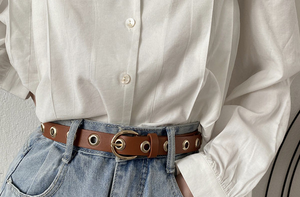 Ženski remen s metalnim zakovicama