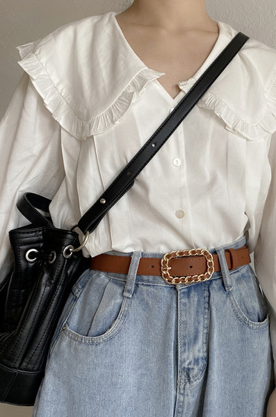 Elegantan ženski remen sa zlatnim metalnim elementom