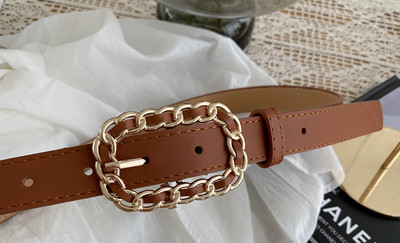 Elegantan ženski remen sa zlatnim metalnim elementom