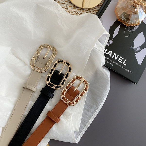 Elegantan ženski remen sa zlatnim metalnim elementom