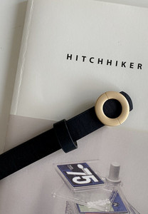 Tanki ženski remen od eko kože sa okruglom kopčom