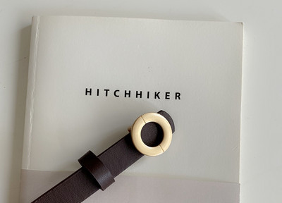 Tanki ženski remen od eko kože sa okruglom kopčom