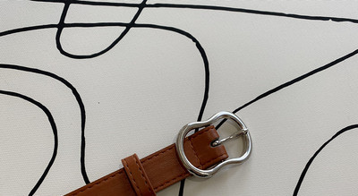 Čist model ženskog remena od umjetne kože