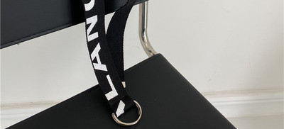 Ženski tekstilni remen sa natpisima i metalnim kopčanjem