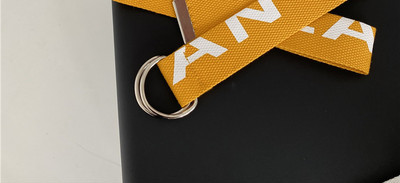 Ženski tekstilni remen sa natpisima i metalnim kopčanjem