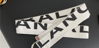 Ženski tekstilni remen sa natpisima i metalnim kopčanjem