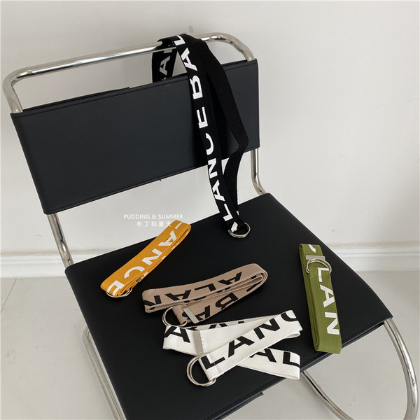 Ženski tekstilni remen sa natpisima i metalnim kopčanjem