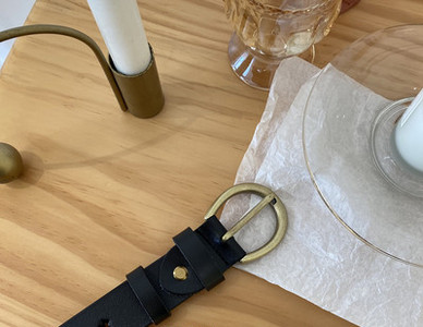 Ženski kožni remen sa okruglom kopčom