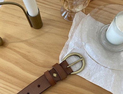 Ženski kožni remen sa okruglom kopčom