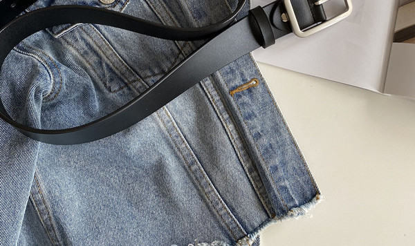 Ženski remen od umjetne kože s četvrtastom kopčom