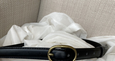 Ženski tanki kožni remen crne boje