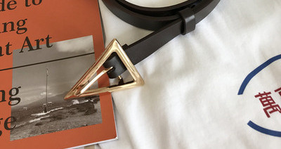 Moderan kožni remen za žene s trokutastom kopčom