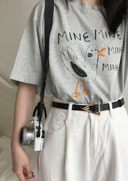 Moderan kožni remen za žene s trokutastom kopčom