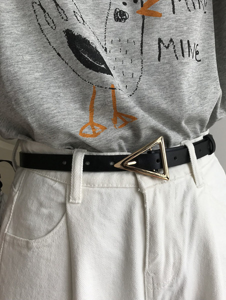 Moderan kožni remen za žene s trokutastom kopčom