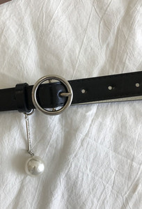 Ženski kožni remen s privjeskom