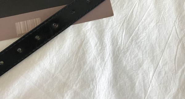 Ženski kožni remen s privjeskom