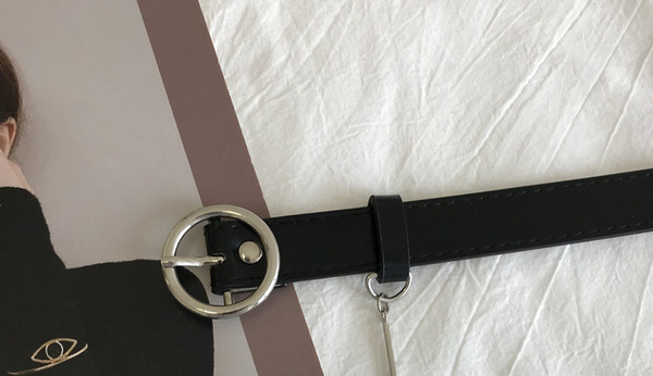 Ženski kožni remen s privjeskom