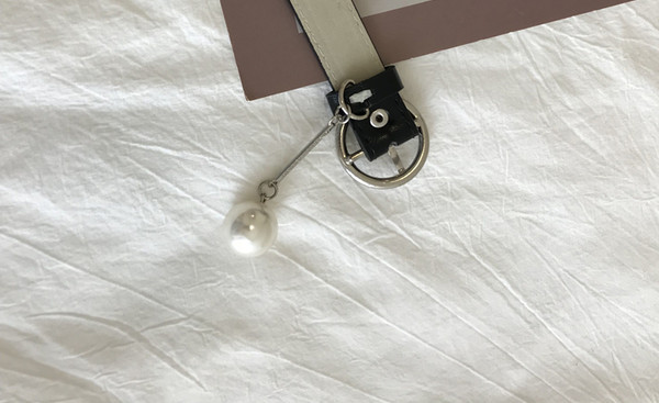 Ženski kožni remen s privjeskom