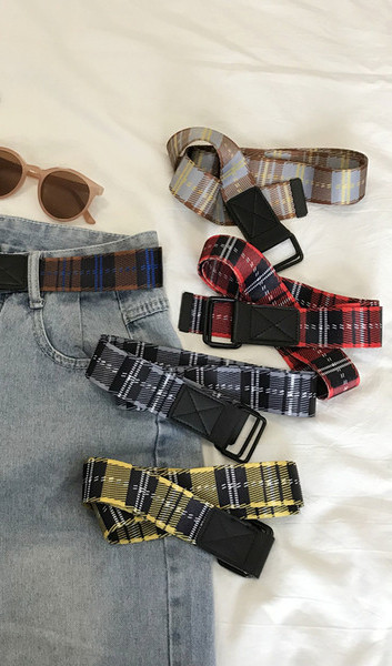 Ženski karirani tekstilni remen s metalnom kopčom