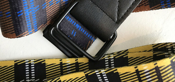 Ženski karirani tekstilni remen s metalnom kopčom