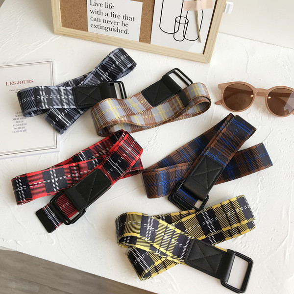 Ženski karirani tekstilni remen s metalnom kopčom