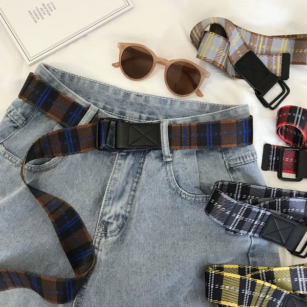 Ženski karirani tekstilni remen s metalnom kopčom