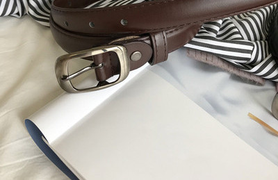 Čist model ženskog elegantnog remena