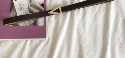 Tanki ženski remen od eko kože s trokutastom kopčom