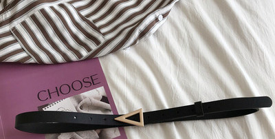 Tanki ženski remen od eko kože s trokutastom kopčom