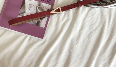 Tanki ženski remen od eko kože s trokutastom kopčom