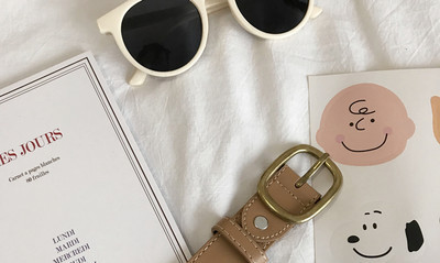 Moderan kožni remen za žene s metalnom kopčom