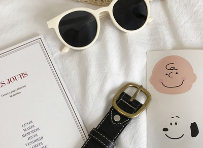 Moderan kožni remen za žene s metalnom kopčom