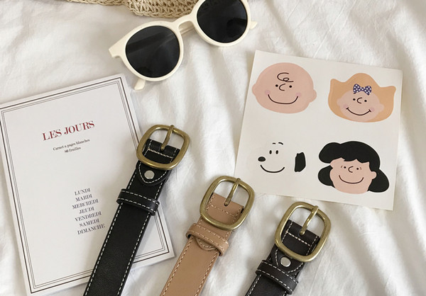 Moderan kožni remen za žene s metalnom kopčom