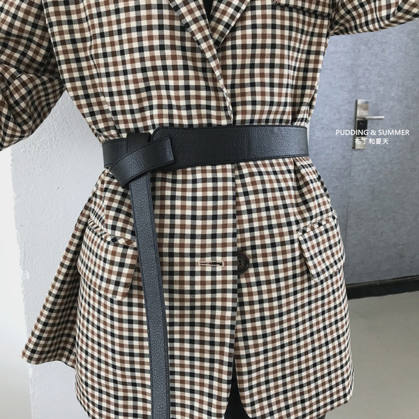 Cureaua de dama cu cravata asimetrica