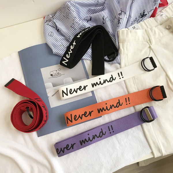 Ženski tekstilni remen sa natpisom i metalnom kopčom