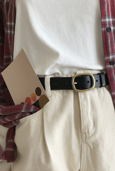 Ženski kožni remen sa metalnom kopčom