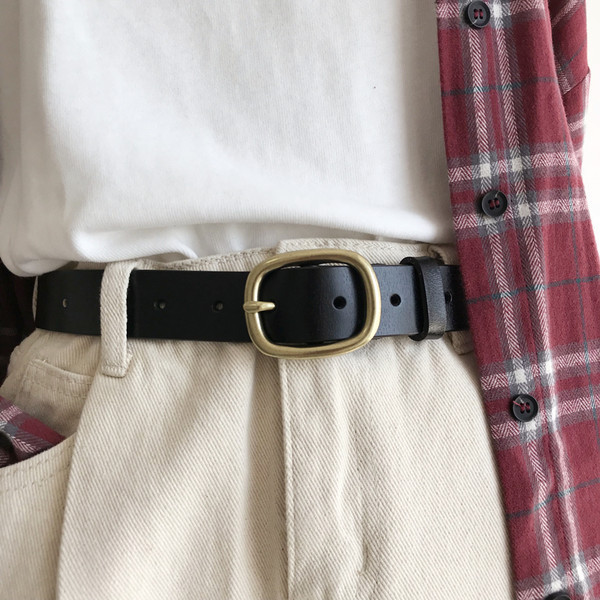 Ženski kožni remen sa metalnom kopčom