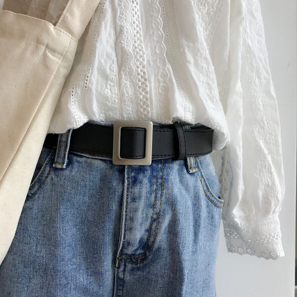 Ženski remen od eko kože sa četvrtastom metalnom kopčom