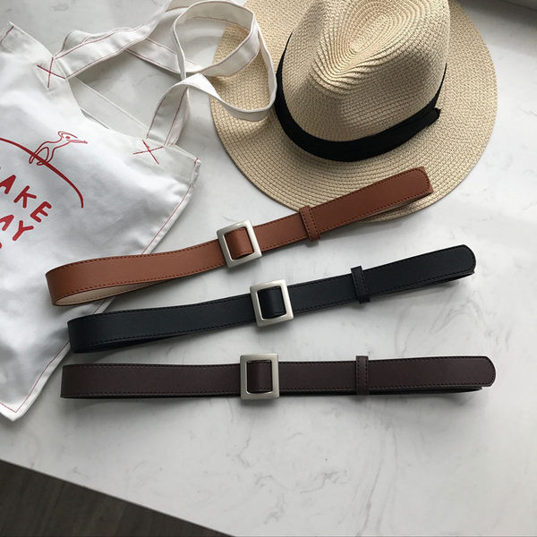 Ženski remen od eko kože sa četvrtastom metalnom kopčom