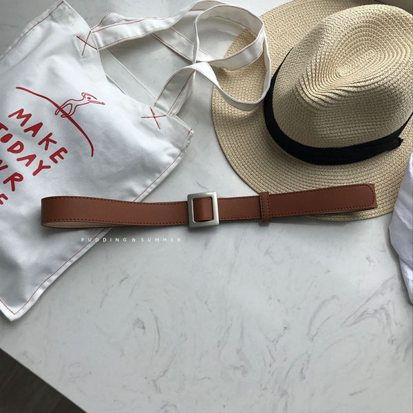 Ženski remen od eko kože sa četvrtastom metalnom kopčom